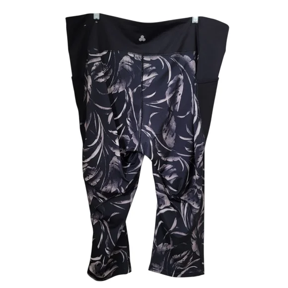 Tek Gear Size 3X High-Waisted Capri Leggings in Black Tropical, Like New Cond. - Picture 4 of 15